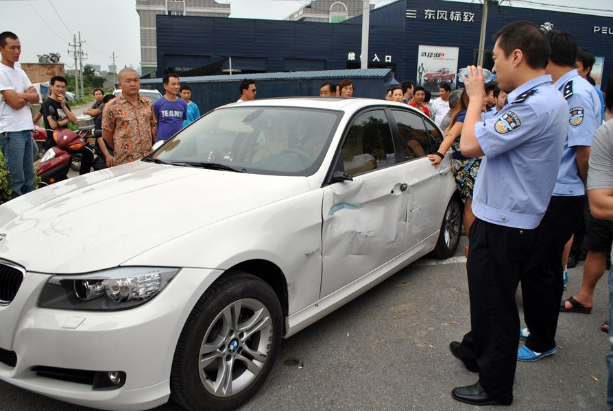 <em>宝马女</em>撞人迁怒路人 招6名<em>纹身</em>男殴打围观村