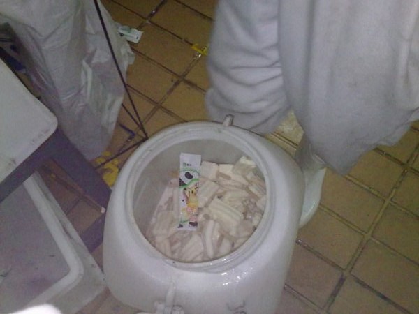 实习生曝光蒙牛冰淇淋代工厂脏乱差环境【高清