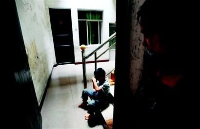 8岁男孩因多动症袭击邻居 被母亲用铁链锁两年