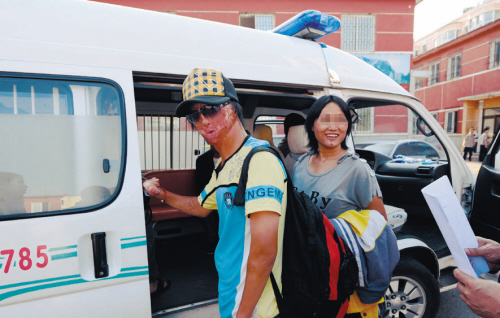 江苏22岁面部烧伤无手乞丐讨上漂亮老婆(图)