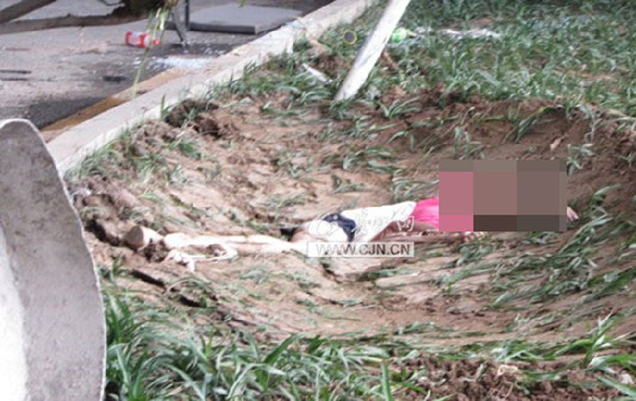 武汉<em>车祸</em>水泥罐车侧翻压倒数名行人(2)_光明网