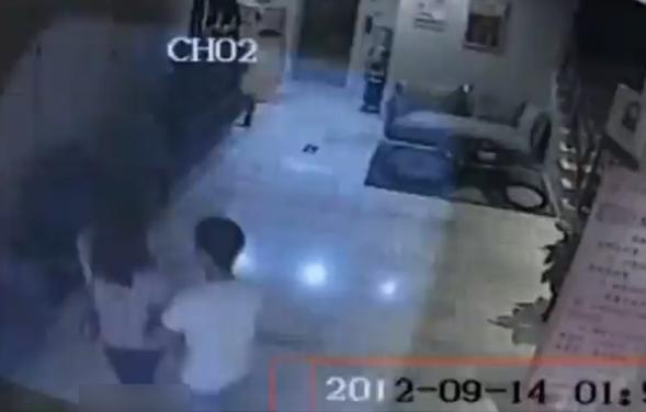 监控实拍:<em>女子</em>醉酒遭2男子<em>强奸</em>后裸身坠楼 图