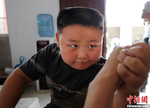 高清:七岁小童天生神力 拖动载8人面包车(2)