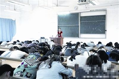 高校老师模仿中国好声音:上课感兴趣再抬头(图