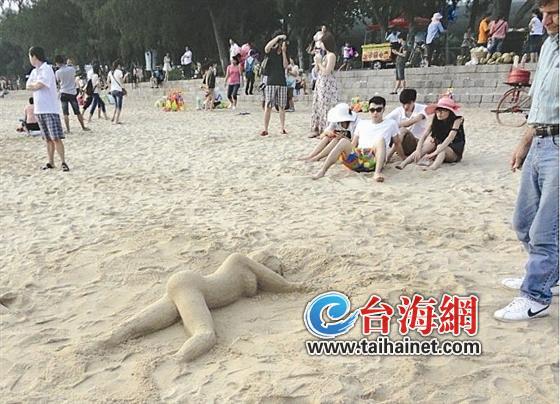 厦大白城沙滩逼真沙雕<em>裸体女尸</em>引来围观(图