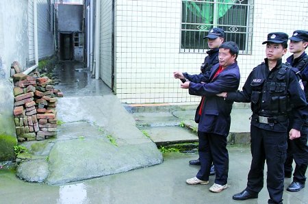 <em>男子戴胸罩</em>夜抢三女子 家中搜出一箱女士内衣