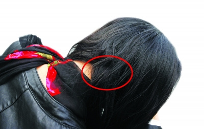 女孩坐公交睡沉及腰长发被<em>剪</em> 后座<em>男子剪</em>断装