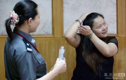 实拍<em>女死囚</em>临刑前12小时:普通女囚帮记遗嘱(2