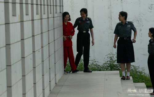 实拍<em>女死囚</em>临刑前12小时:普通女囚帮记遗嘱(2
