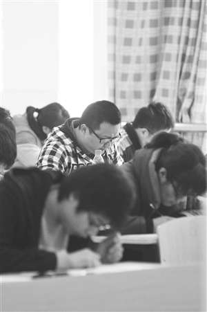 男子坐宾利参加国考 <em>女友</em>母亲:考不上别想<em>做我</em>