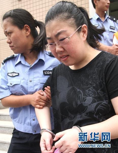 女贪官们沉溺财色:接受男干警性贿(组图)