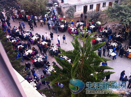 走进宾馆大院，53张八仙桌分别摆放于道路两侧宴请宾客。