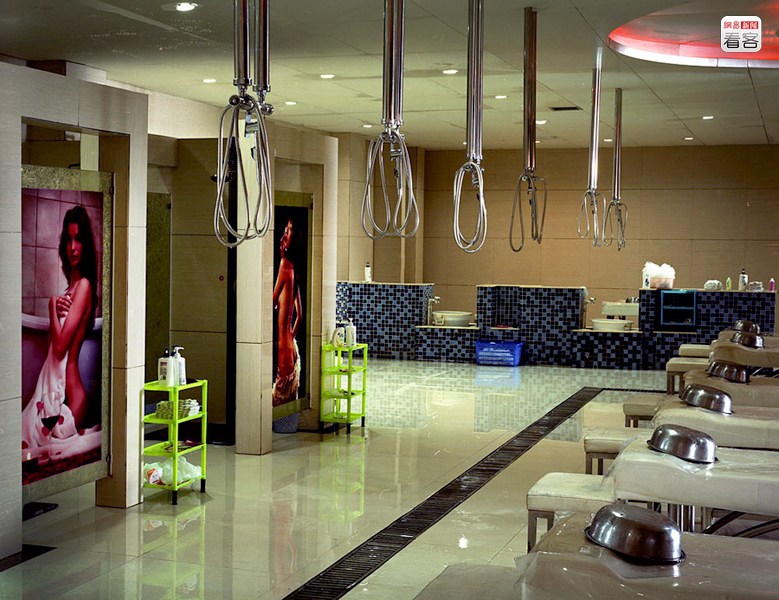 中国洗浴城揭秘:帝王符号与性暗示图像反复出