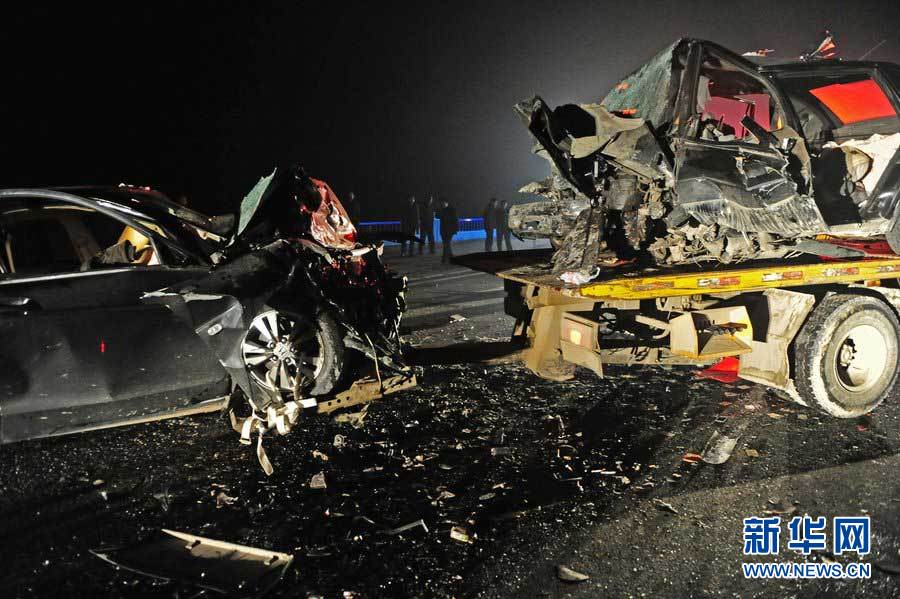 合肥环湖大道发生特大交通事故 两车相撞6人死