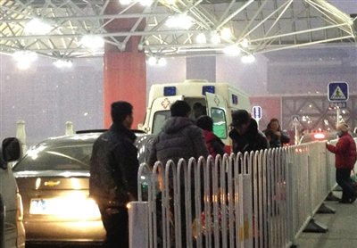 网曝120急救车开警笛闪顶灯到北京西站送人(图