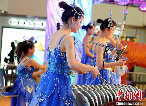 世界首创青花瓷乐器演奏首次在香港上演(组图)