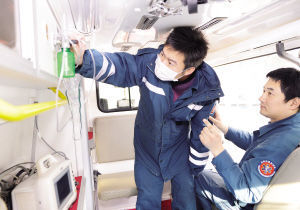 男护士为女病人插导尿管被患者丈夫轰出来 图