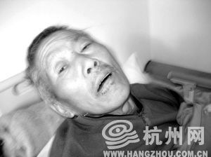 　2月15日，大年初六，在急救車趕到常青頤養(yǎng)園之前，陳和奶永遠(yuǎn)地閉上了眼睛?！　∧鞘峭盹埡?，那天他的胃口比往常更差，只吃了幾口飯，喝了一點水。他死了，死在自己躺了四個月的床上，死在被尿液浸濕的被子里。　　