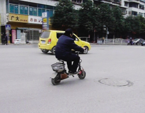 成人骑迷你玩具摩托上路 交警:这种车不能上牌