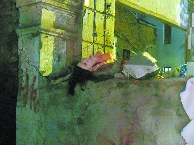 老人被墙头裸女吓到 乱扔<em>充气娃娃</em>引虚惊 _社