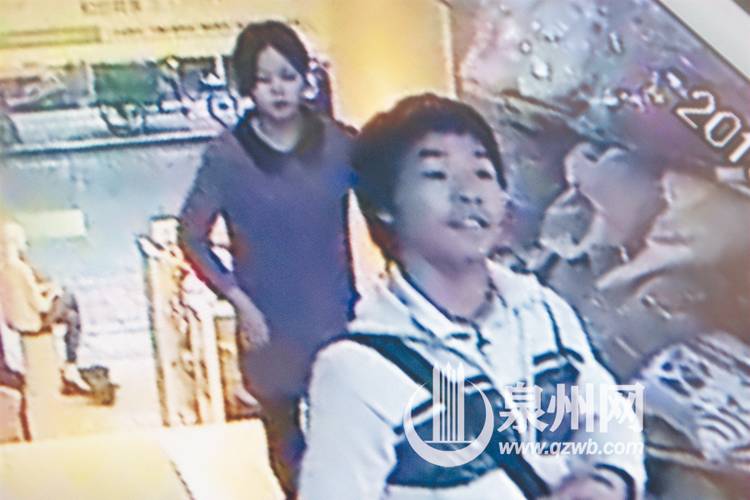 安溪县城一男子进店假装问路 突向店员挥刀(1