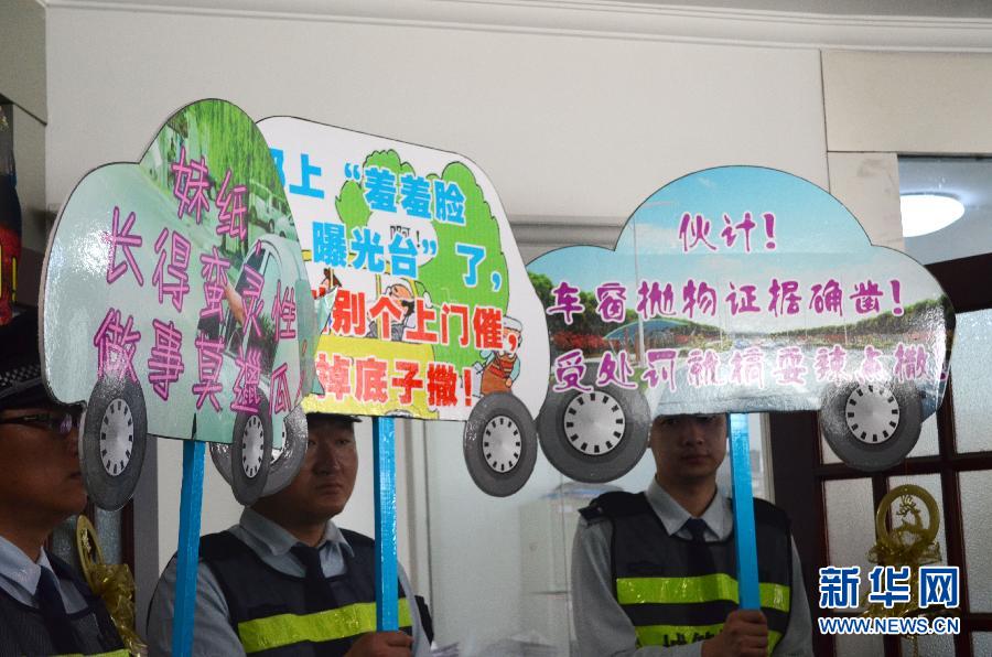 武汉城管上门举牌追收车窗抛物罚款(1)