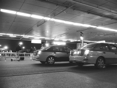 北京机场的士趁晚宰客 自备打票机打假发票(