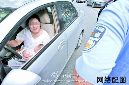 最牛妈妈在高速公路超车道上停车<em>喂奶</em> 交警彻