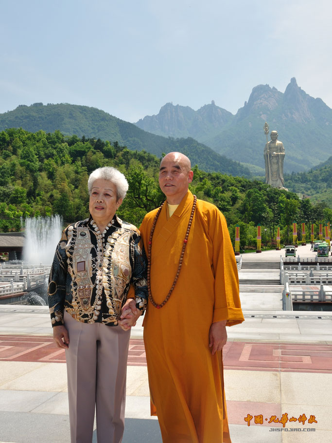 原<em>国务院副总理</em>吴仪视察九华山地藏菩萨露天像