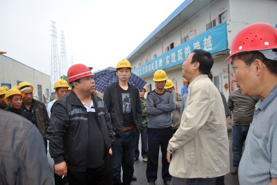 中铁建工拖欠工钱 川籍农民工郑州裸身讨薪(组