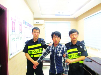 雨夜色狼公厕欲奸淫少女 被叫10余声大哥心软