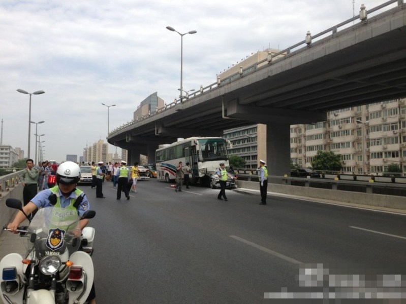 组图:北京木樨地桥交通事故现场惨烈(6)