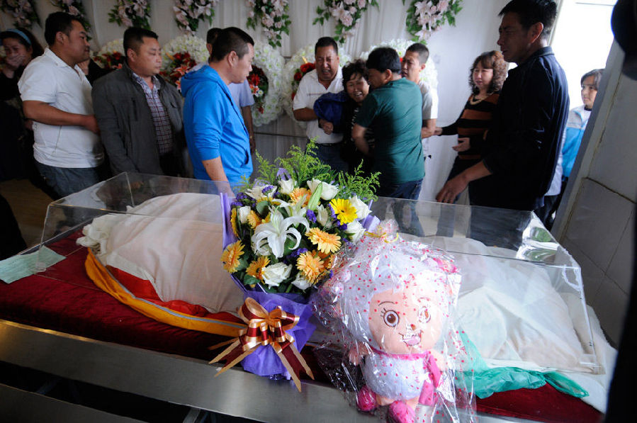 济南8岁女孩被同村男子奸杀家人悲痛欲绝(高清