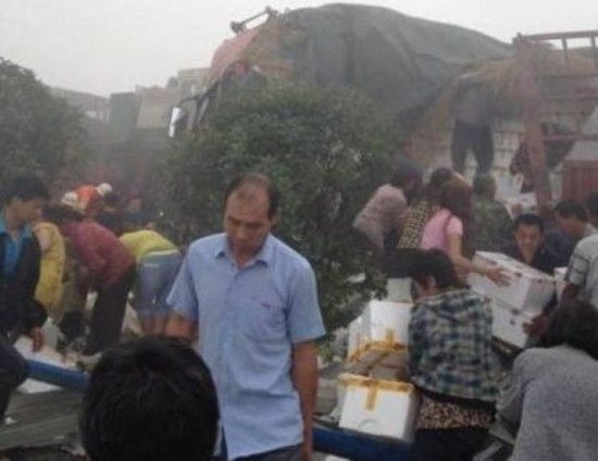 京港澳高速驻马店段56车相撞致9死 村民哄抢荔