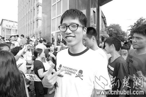 武汉高考女生迟到1小时被拒入场 潇洒离开