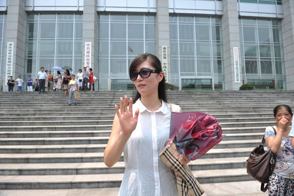 高清:女模宋雯雯照片误当赵红霞 现身庭外证清