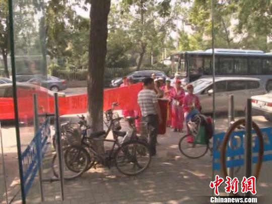 派出所长充当肉垫救回轻生女:摔碎膝盖觉得值