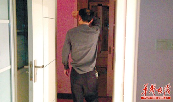 长沙涉黄会所女子穿黑丝服务 制服诱惑玩SM(