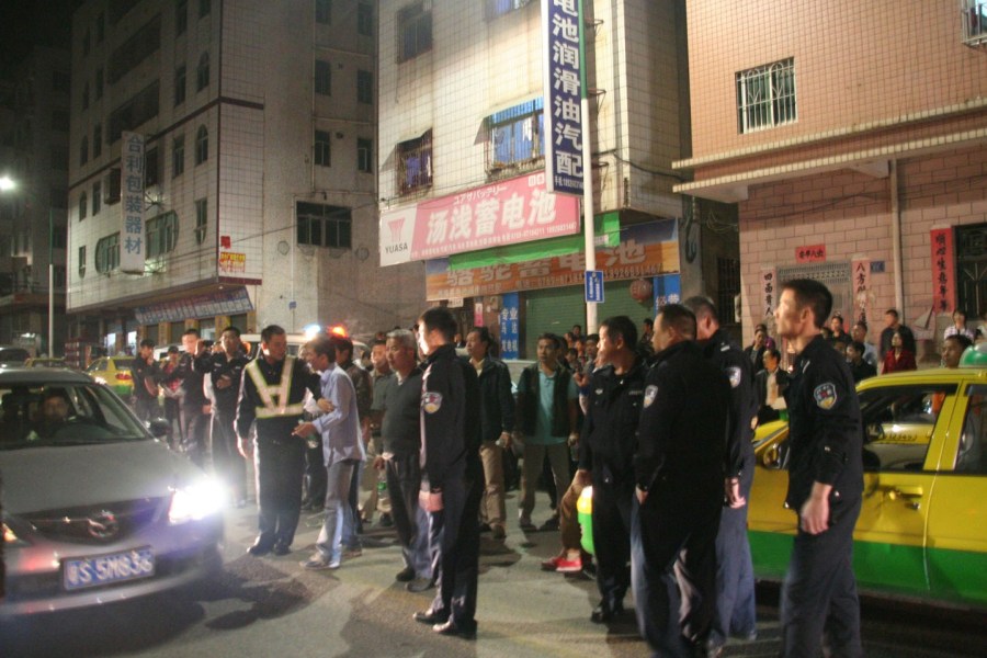 合肥一黑车车主阻挠执法 搬石头砸车(组图)(15