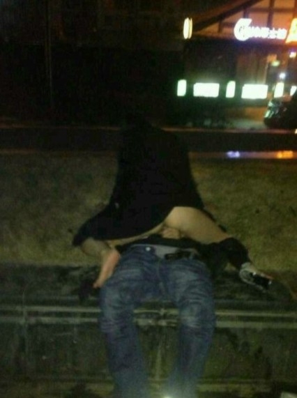 成都女子闹市当众强奸男子 疑被催情香水导致