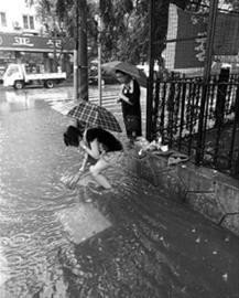 强降雨袭大连 最美姑娘冒雨通下水道获赞(图