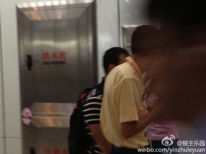 网曝地铁色狼解女乘客内衣扣[高清组图](2)