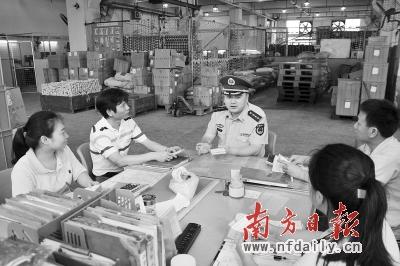 边防警走村串户穿坏十多双鞋 小本子记录大民