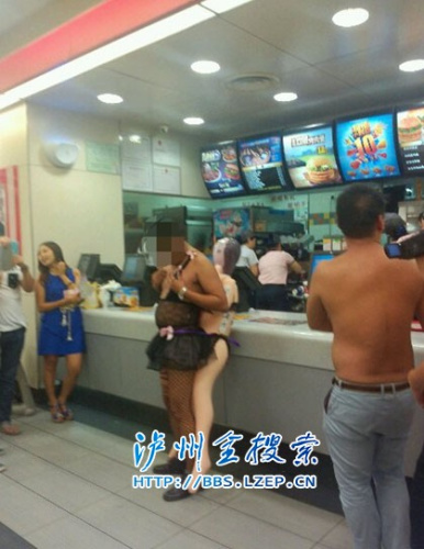 大叔身着黑丝背负<em>充气</em>娃娃网友:你老婆漏气了