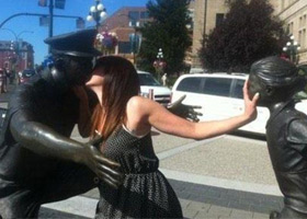 瘾君子挟持女友被围 慌乱中钻进警察车里遭制