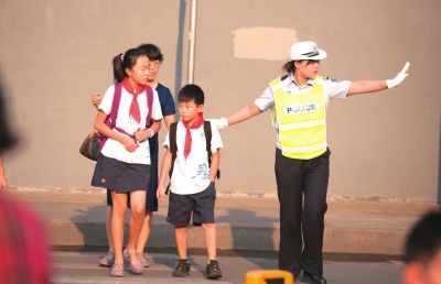 公安部副部长傅政华穿便装骑自行车到校园周边