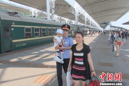 火车乘务员的中秋:旅客平安回家是最大心愿(组图)
