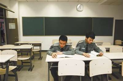 郑州大学5名保安考上名校研究生 网友赞励志