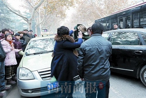 豪车街头追逐<em>两女</em>下车对打 一人<em>指</em>对方小三(图