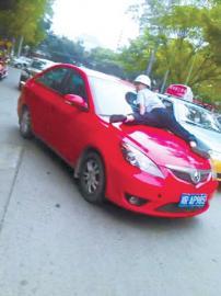 假释期内闯红灯拒不停车 男子再获刑